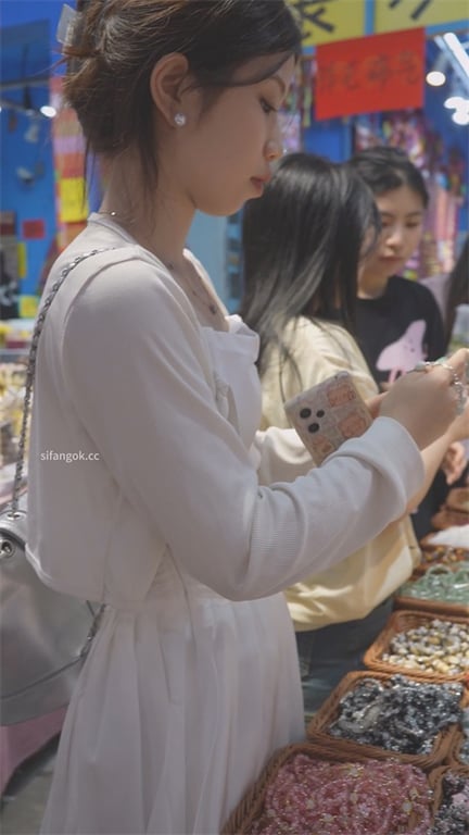 爆推【商场偷香】极品嫩妹短裙肉丝，骚透内裤热气直冒，忍不住想把脸埋进屁穴狂吸猛舔 配图5