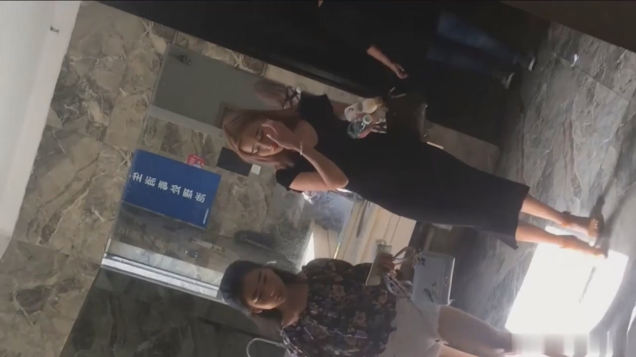 酒店大堂女厕偷拍现场！多位高颜值时尚美女娇羞嘘嘘全过程，超清无水印原版-老宋论坛