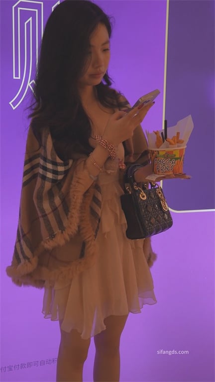 爆款推荐【商场偷拍】绝美嫩妹蜜穴饱满肥美，穿尿不湿被龟男当场占便宜1V1 配图4