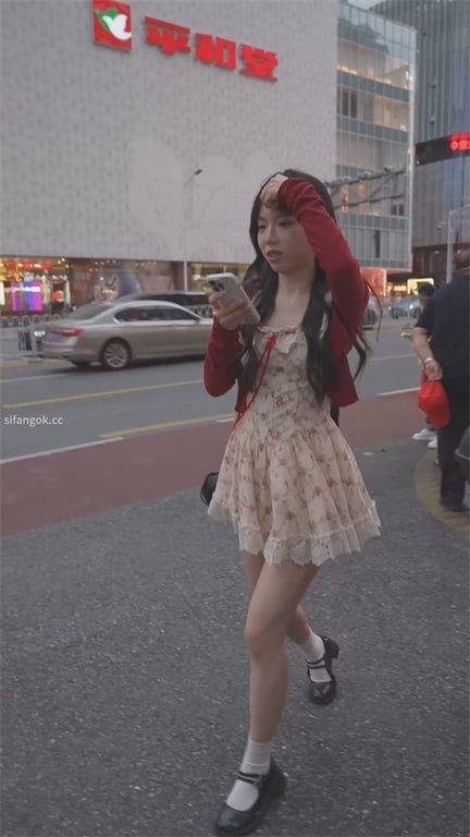 爆款推荐【街头极致抄底】高颜值清纯女神，小皮鞋踩出诱惑，齐逼泡泡裙下藏不住的脏内 配图2