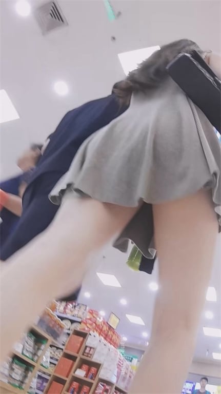 爆款推荐【街头极致抄底】极品少妇携龟奴公开调情，饱满骚穴白内超诱人，玉足高清特写 配图9