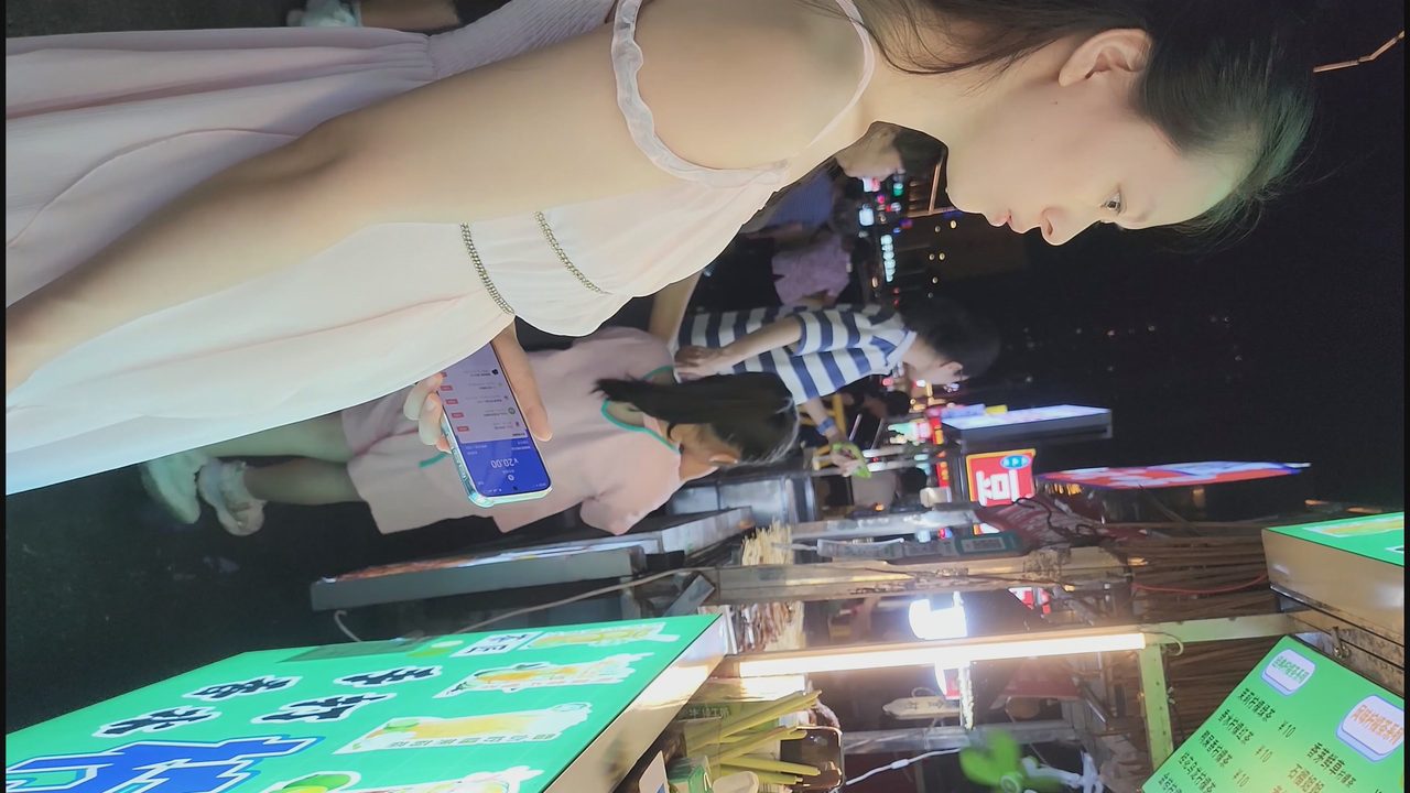 大神夜市小食街尾随抄底偷拍吊带裙美女居然没穿内裤浓密黑森林4K高清无水印原版 配图5