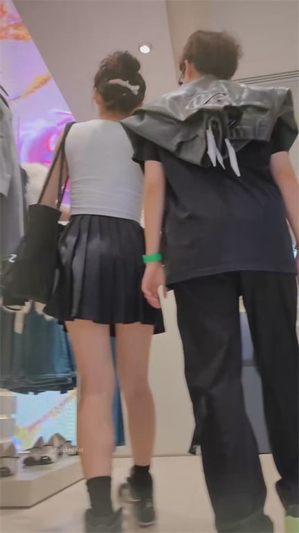 极致诱惑【商场偷拍】顶级靓女大长腿玉足高清特写，个性内裤撩人欲火，硬到爆7V 配图10