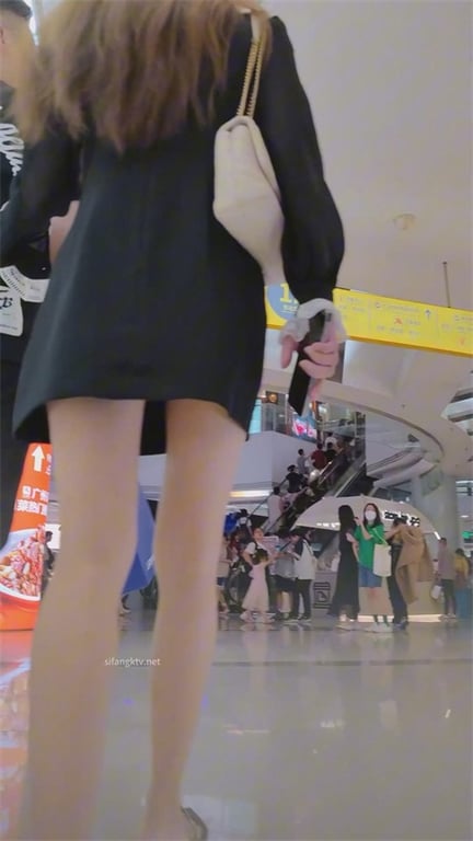 爆款推荐【商场抄底】极品少妇短裙白内美长腿，姨妈期却骚浪难耐，龟男只能眼巴巴看着 配图3