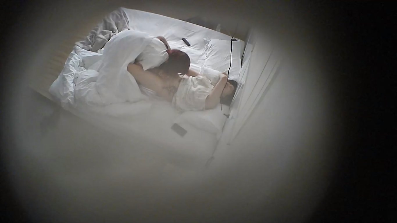 酒店偷拍重磅流出球衣极品美女舌技爆棚，狂舔女友舔到高潮喷水尖叫不止！两个骚妹开房 配图5