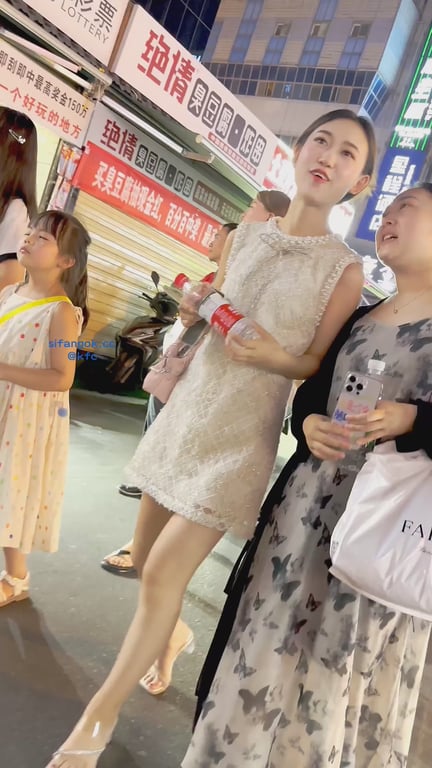 【KFC】极品少妇街头诱惑：牛仔长裙下紫色骚窄内若隐若现！可爱闺蜜白裙无痕内前后 配图8