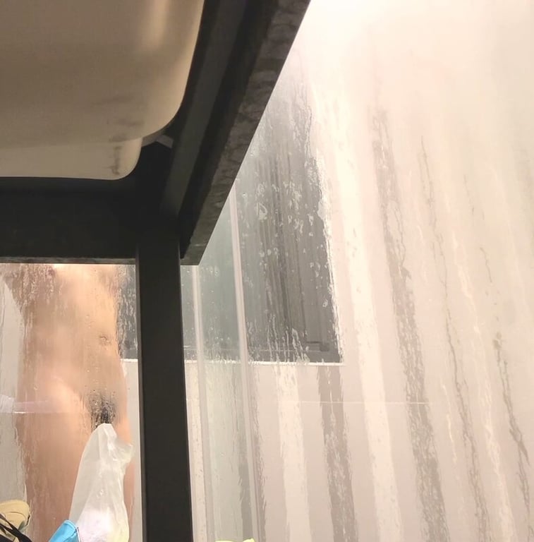 房东的禁忌偷窥：桌底隐藏摄像头直播美女租客赤裸洗澡诱惑❤️ - 老宋论坛-老宋论坛