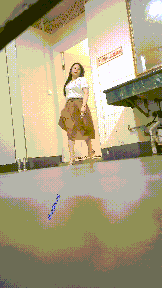 精品厕拍，坑神藏身女厕隔板缝连续偷拍多位美女小少妇方便，脸穴同框，有极品愃 配图3