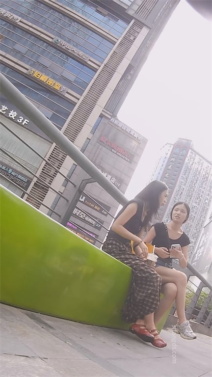 爆火推荐【商场偷拍】包臀裙直接封神！黑内裤骚到爆，大长腿玉足近距离特写，另一个姐 配图9