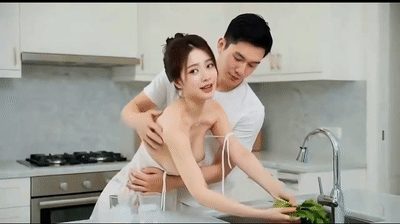 【AI自制小短剧】《NTR寝取:善良的嫂子》第2集从厨房开始，揉奶子亲吻，夫前目 配图5