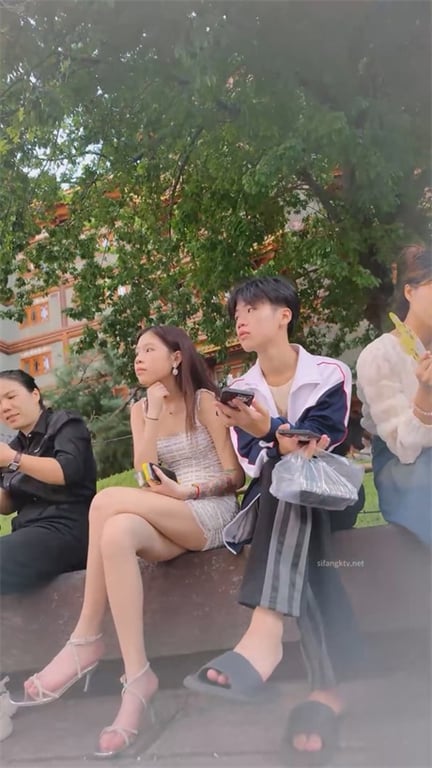 极致诱惑【街头抄底】青春美少女包臀裙紧致翘臀，龟奴重磅福利，强行偷拍玉足白内裤骚 配图15