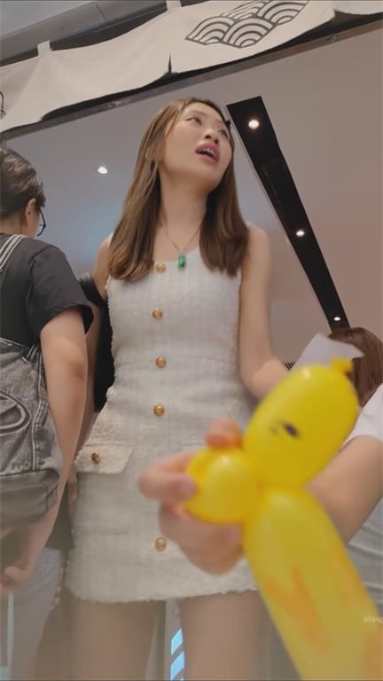 爆款推荐【商场抄底】极品少妇短裙白内美长腿，姨妈期却骚浪难耐，龟男只能眼巴巴看着 配图15