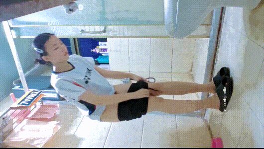 咸湿房东浴室暗藏摄像头偷拍美女租客洗澡换衣服 配图9