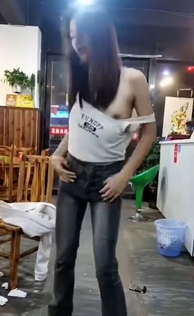 凯里反差骚货酒桌发浪在异性起哄下撩衣露奶妖娆骚舞吊带滑落露点 现场画面淫俗不堪！ 配图8