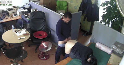韩国绝色少妇店内大胆勾引店长！忍不住当场脱裤狂干到高潮！ 配图2