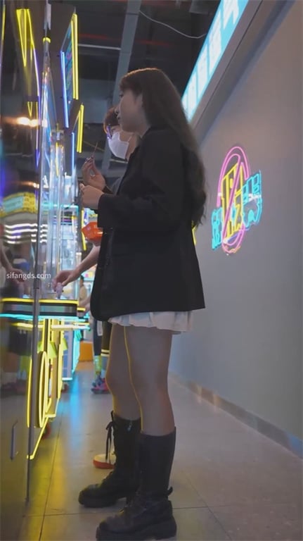 重磅推荐【街头抄底】格子裙小美臀翘得太犯规，包臀裙少妇嫌弃龟男却被大长腿白嫩骚逼 配图16