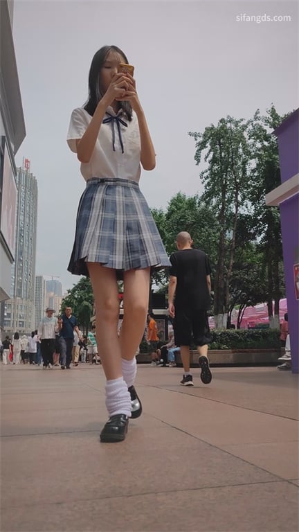❣️推荐❣️抄底嫩妹【JK泡泡袜嫩妹】这小身板好有援助交际的感觉，白内裤，怼逼太近被发现了1V - 老宋论坛-老宋论坛