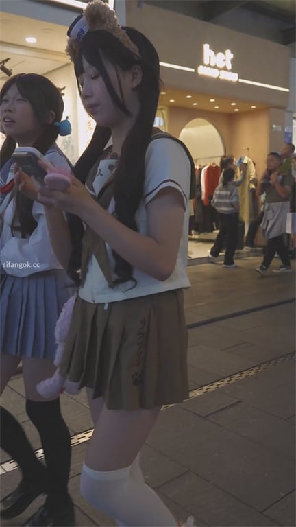 推荐【步行街抄底】颜值嫩妹,水手服小拖鞋有点反差,白内裤都穿黄了都不换,味应该挺 配图3