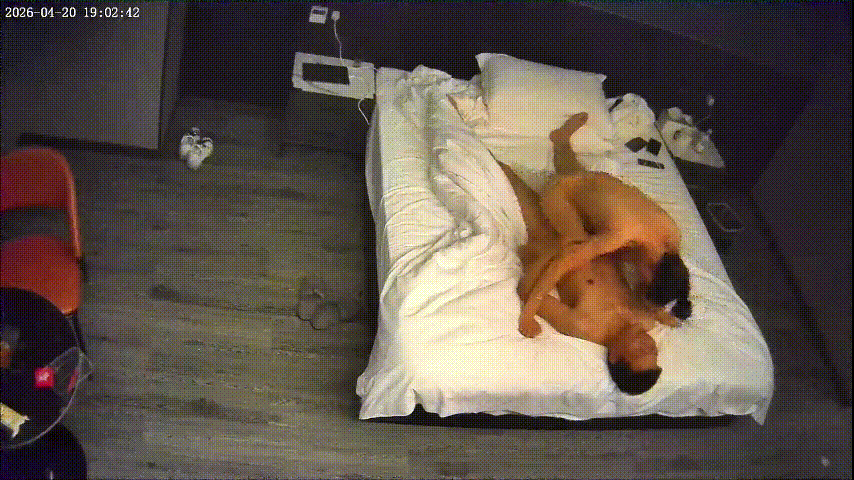 酒店偷拍：丸子头少妇刚吃完就被猛男双手上下调情挑逗，压在身下无套狂干，床垫都被干偏了！ - 老宋论坛-老宋论坛