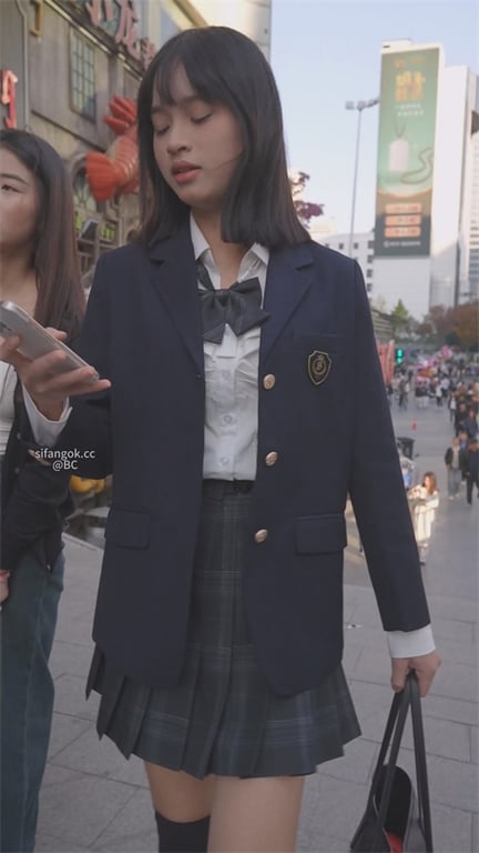 ❣️爆推❣️【偷窥短裙JK学生妹】一路尾随跟拍，白色小内裤勾人欲火，紧致屁穴与饱满阴户超诱人，想埋头猛吸她的小骚穴！ - 老宋论坛-老宋论坛