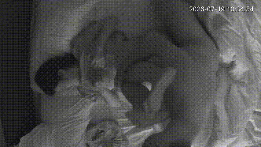 春宵阁7-19 大奶少妇熟睡中被猛男手指扣到骚逼泛滥，朦胧间扛腿暴力狂干内射，事 配图6