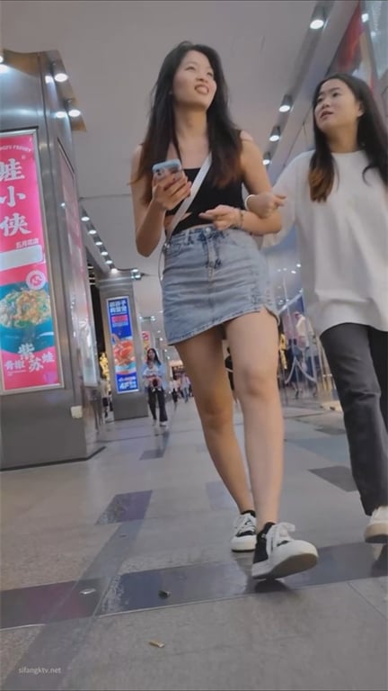 爆款推荐【商场抄底】极品少妇短裙白内美长腿，姨妈期却骚浪难耐，龟男只能眼巴巴看着 配图6