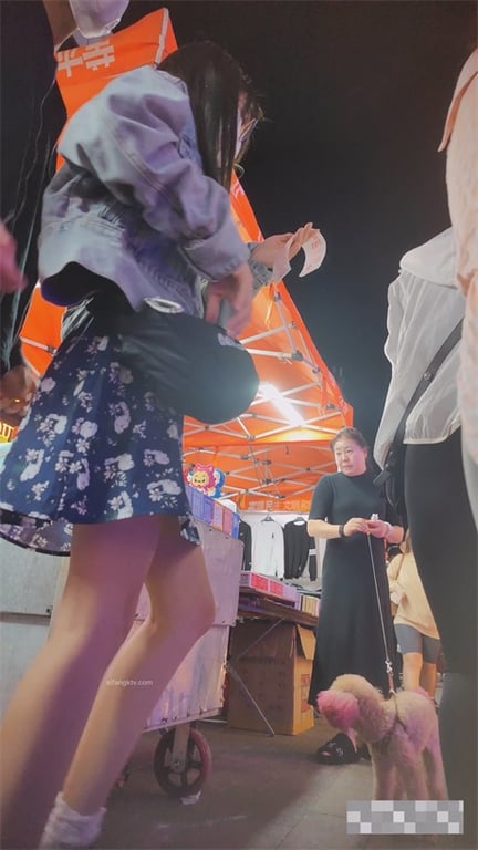 爆款推荐【步行街偷拍】碎花裙清纯眼镜骚妹，粉嫩内裤小皮鞋超诱人，龟男绿帽旁观只能 配图5