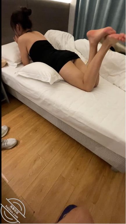 【海角原创22】趁着老妈和情人打电话，必须狠狠干老妈的骚逼-老宋论坛
