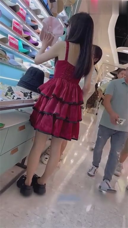 爆推【商场真空捡漏】绝美小嫩妹红裙下不穿内裤竟是一线天，苗条娇躯让人想把脸埋进屁 配图6