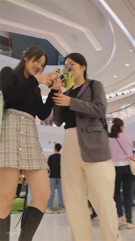 重磅推荐【商场捡漏】极品粉衣反差婊！清纯外表下真空骚穴玉足特写，龟男女友肥美蜜穴 配图6