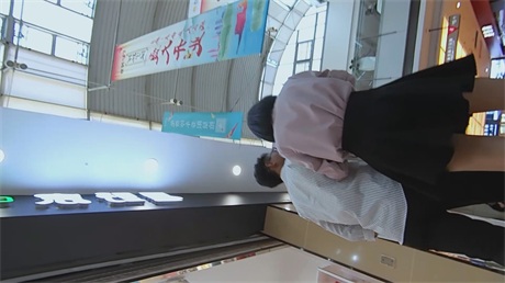 爆火推荐【公交站极致抄底】御姐少妇裙底风光无限，一根逼毛长到惊艳，龟男旁观也忍不 配图3