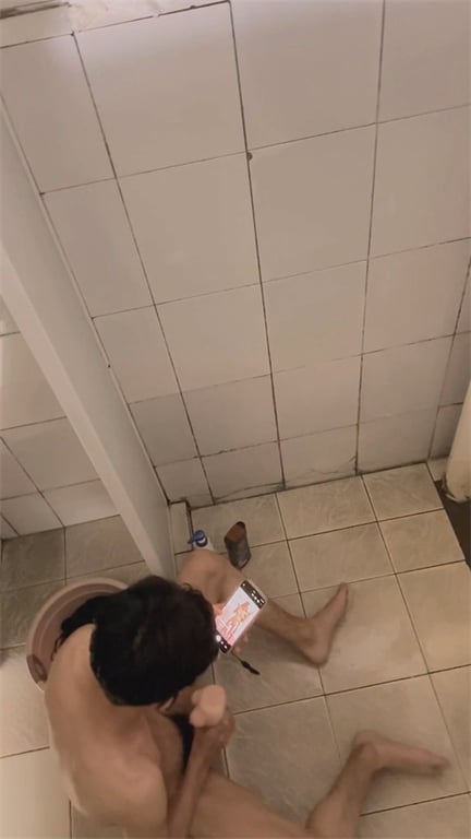 推荐浴室偷拍【大学男生自慰】讲究人，用硅胶娃娃撸管自慰，手机看片调情，射完娃娃扔 配图2