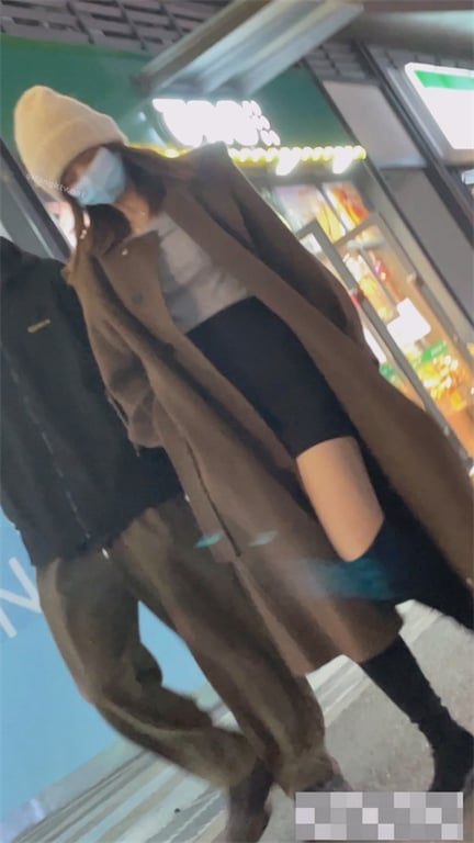 极致诱惑【步行街狂抄】毛领小太妹黑丝美腿爆正，大长腿风衣开叉任硬上，猛男1V多实 配图9