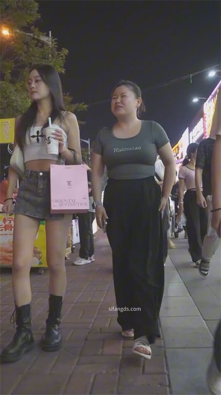 极致诱惑【街头抄底】清纯美少女下体发痒狂抠大腿根，少妇后妈裙下内裤紧夹骚逼欲火难 配图7