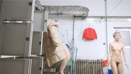 男扮女装大神潜入东北澡堂多位美女赤裸洗澡换衣的香艳诱惑现场 配图7
