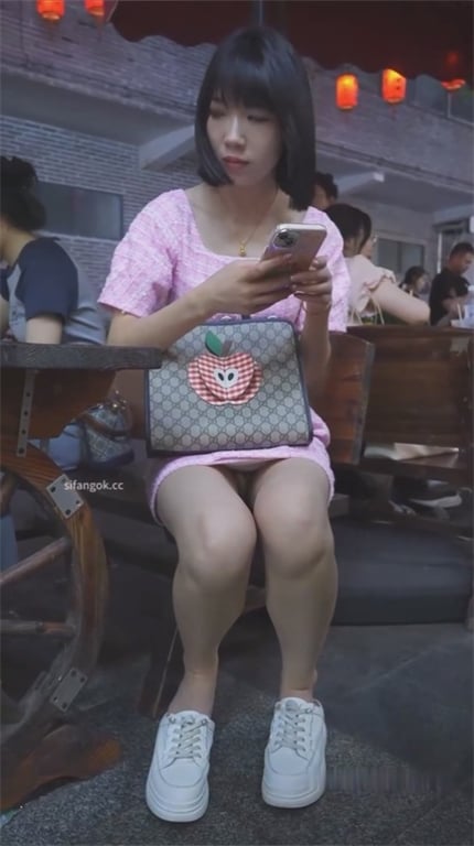 爆款推荐【游乐场抄底】连衣裙少妇神似任素汐，白内裤骚到爆！黑丝Coser白嫩蜜桃 配图5