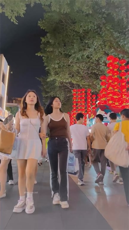 极致诱惑【街头抄底】青春美少女包臀裙紧致翘臀，龟奴重磅福利，强行偷拍玉足白内裤骚 配图6