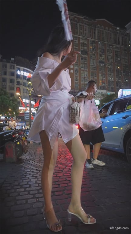 推荐【步行街抄底】颜值嫩妹,裸足高跟,短裙黑内,龟男笑得嘴都歪了,叫个出租车赶紧 配图11