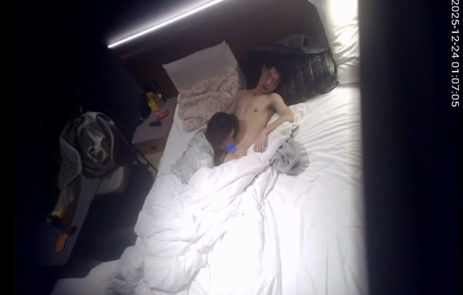 天眼酒店激情偷拍流出美脚少女被男友抱腿狂猛抽插粉嫩小穴 配图3