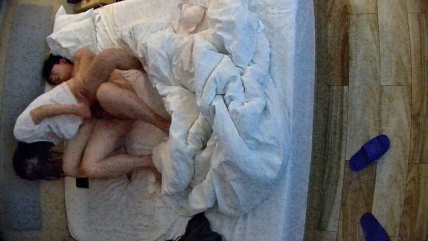 情趣酒店激战6.26：奶大毛多欲女少妇刚被猛操完又主动吞屌求干，男人射完她还边看 配图2
