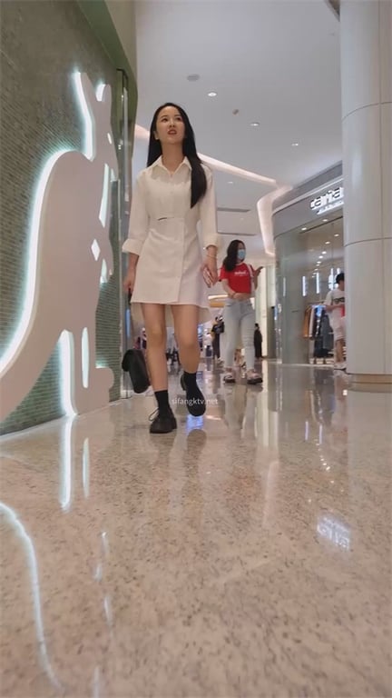 重磅推荐【商场捡漏】极品粉衣反差婊！清纯外表下真空骚穴玉足特写，龟男女友肥美蜜穴 配图12