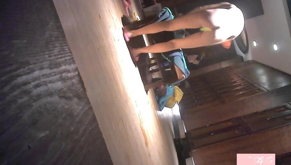 【少女时代】坑爹女主播潜入温泉会所更衣室偷拍爆乳少妇，巨乳晃荡圆润诱人超刺激！ 配图9