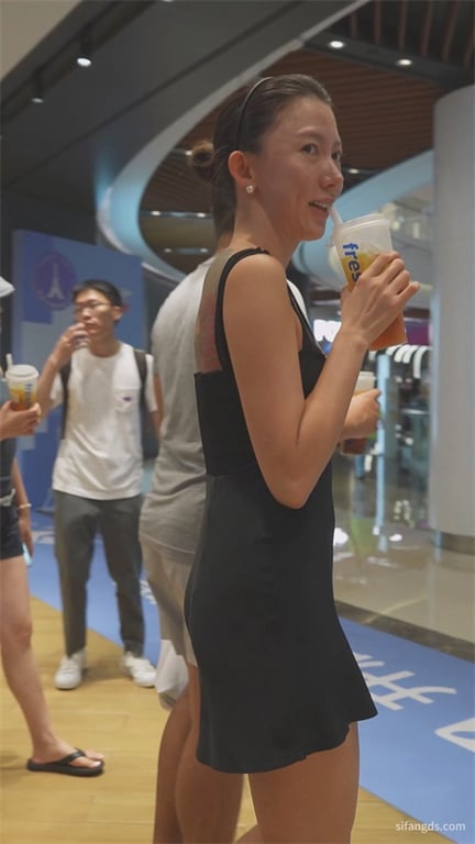 爆款推荐【步行街偷拍】极品纹身骚少妇，S型身材大长腿，丁字裤白内裤骚得一塌糊涂， 配图10