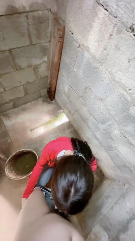 （原创51）没办法只能叫女儿在旱厕里给我吃一下鸡巴解解馋了 配图11