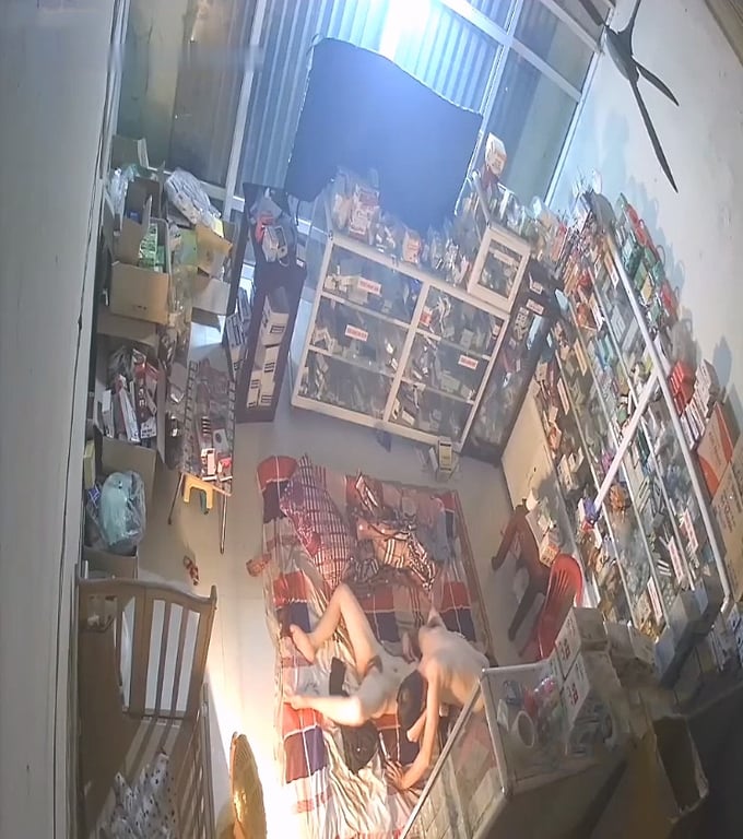 《居家摄像头破解》小夫妻关了店门打地铺玩69各种姿势啪啪 配图2
