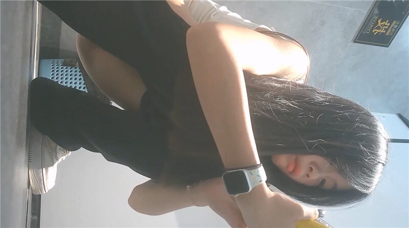 商场女厕全景偷拍几位高颜值美少妇人美B更美 配图5