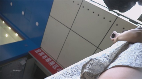 爆款推荐【路边偷窥】街头低头玩手机的极品少妇，保守小内裤勒出饱满湿润蜜穴，性感玉 配图7
