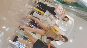 【D.D】商场偷拍极致诱惑！超短包臀裙下白骚丁一览无余，微胖丰满女郎被闺蜜当众嘲讽“这种骚裙也敢穿出来？”-老宋论坛