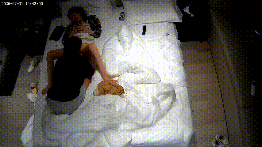 上帝视角7-31 毛多小美女被男友舌舔手抠猛攻 高潮爽到腿软 配图3