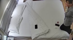 【重磅流出】酒店偷拍❤️半夜骚女友主动上门求操！懒汉哥不耐烦，第二天醒来逼她跪舔爆射才肯去上班 - 老宋论坛-老宋论坛